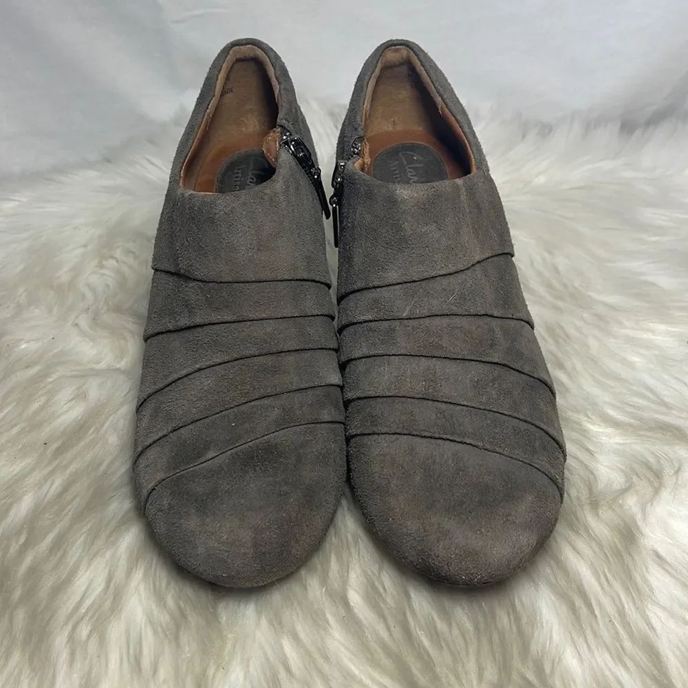 Clark's Artisan‎ Society Gown II Pleated Brown Suede Zip Heels Sz 7.5